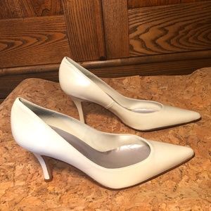 NWT, NIB Savvy cream leather pumps